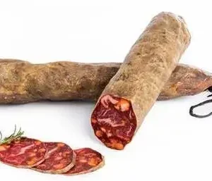 Dos piezas de chorizo ibérico Aluju, una entera y otra cortada, con interior rojo intenso y vetas de grasa, acompañadas de rodajas y romero fresco.