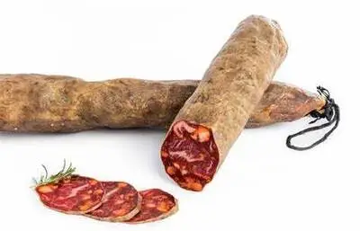 Dos piezas de chorizo ibérico Aluju, una entera y otra cortada, con interior rojo intenso y vetas de grasa, acompañadas de rodajas y romero fresco.