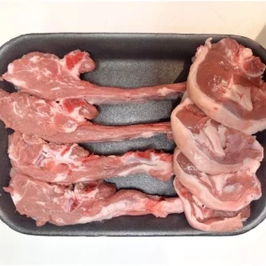 Bandeja con chuletas de cordero selección Aluju, crudas, con hueso visible y veteado natural, listas para cocinar.