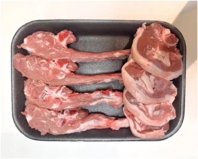Bandeja con chuletas de cordero selección Aluju, crudas, con hueso visible y veteado natural, listas para cocinar.