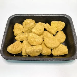 Nuggets de pollo dorados y crujientes, presentados en bandeja negra sobre fondo blanco, listos para servir.