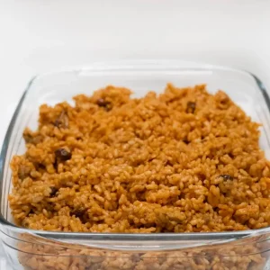 "Plato de arroz a la montaña con setas y embutidos, resaltando su textura dorada y aroma intenso."