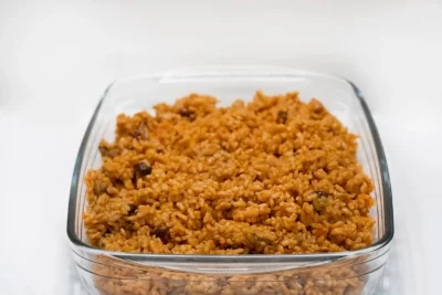 "Plato de arroz a la montaña con setas y embutidos, resaltando su textura dorada y aroma intenso."