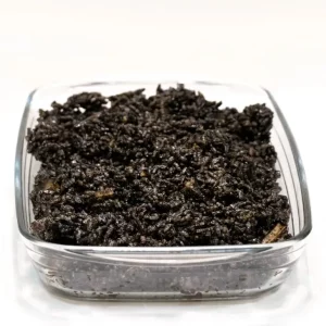 "Plato de arroz negro con mariscos, acompañado de alioli y servido caliente."