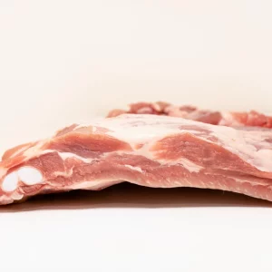 "Costillas de cerdo doradas y caramelizadas, recién asadas a la parrilla."