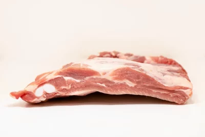 Costillas de cerdo – Sabor intenso y textura perfecta "Costillas de cerdo doradas y caramelizadas, recién asadas a la parrilla."
