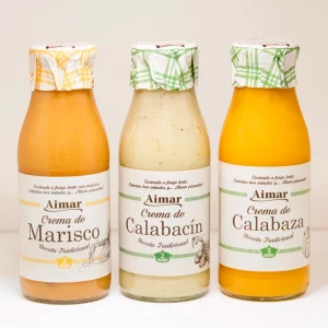 "Crema de marisco servida caliente, con un toque de nata y crujientes de pan."