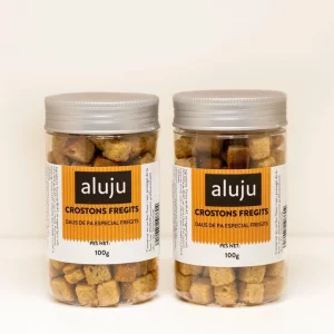 "Picatostes fritos dorados y crujientes, listos para añadir a cualquier receta."