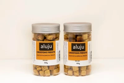 "Picatostes fritos dorados y crujientes, listos para añadir a cualquier receta."