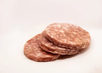 Hamburguesa de cerdo con cebolla: sabor intenso y textura perfecta Hamburguesa dorada con cebolla caramelizada, servida en un pan brioche con queso fundido y rúcula.