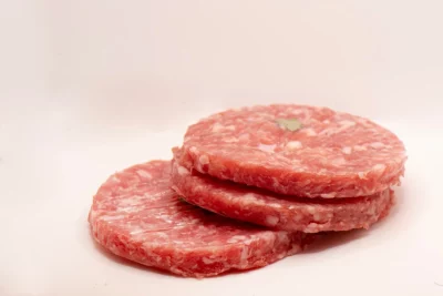 Hamburguesa de cerdo – Sabor intenso y jugosidad perfecta "Hamburguesa de cerdo recién cocinada, mostrando su textura jugosa y dorada."