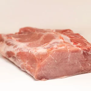 Primer plano de un delicioso lomo de cerdo cocinado a la perfección, mostrando su textura tierna y jugosa.