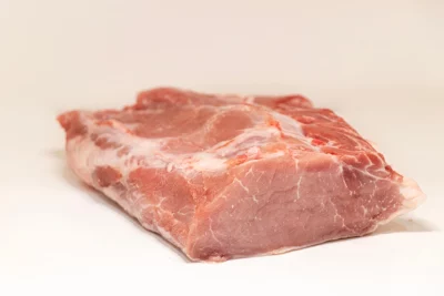 Llom – Un corte de carne exquisito y versátil Primer plano de un delicioso lomo de cerdo cocinado a la perfección, mostrando su textura tierna y jugosa.