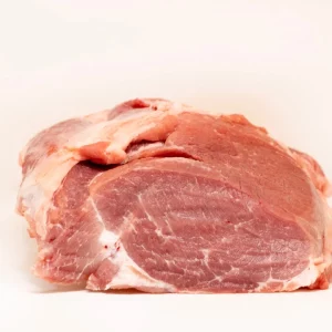 Trozo de magra de cuello de cerdo cruda, destacando su textura veteada y su frescura.