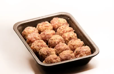Albóndigas de cerdo: receta casera con sabor tradicional Albóndigas de cerdo caseras en salsa, servidas en cazuela de barro con pan rústico al lado.