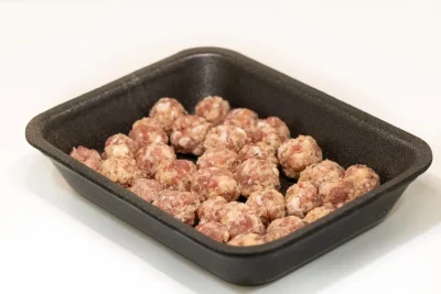Mini albóndigas de cerdo: sabor concentrado en cada bocado Mini albóndigas de cerdo doradas, servidas con salsa casera y acompañamiento de verduras.