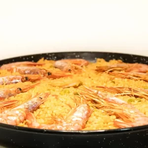 Paella – Sabor auténtico de la cocina española "Plato de paella con mariscos, arroz dorado y un fondo ligeramente caramelizado."