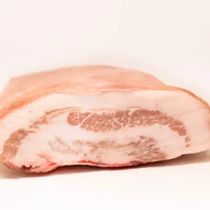 "Porción de papada de cerdo dorada y crujiente, mostrando su textura melosa y jugosa."