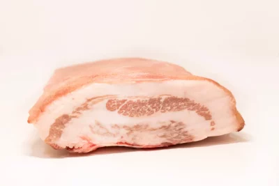 "Porción de papada de cerdo dorada y crujiente, mostrando su textura melosa y jugosa."
