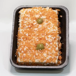 Pastís tonyina "Pastel de atún dorado y esponjoso, listo para degustar con una salsa ligera."
