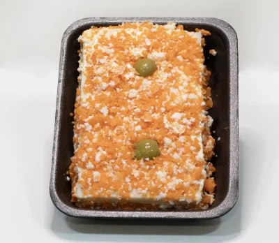 "Pastel de atún dorado y esponjoso, listo para degustar con una salsa ligera."