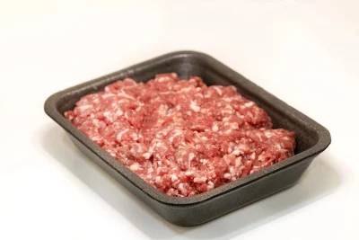 Carne picada de ternera: calidad y sabor en cada bocado Bandeja de carne picada de ternera fresca, con una textura uniforme y color rojo intenso, lista para cocinar.