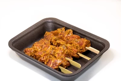 Pinchos de ternera con chimichurri – Sabor argentino en cada bocado "Pinchos de ternera a la parrilla con chimichurri, resaltando su textura dorada y el fresco aderezo verde."