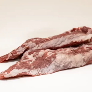 Pluma ibérica: el corte más exclusivo del cerdo ibérico Pluma ibérica dorada a la parrilla, servida con guarnición de verduras asadas y patatas.
