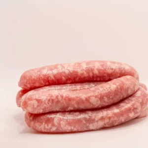 "Salchichas doradas a la parrilla, mostrando su textura jugosa y aroma irresistible."
