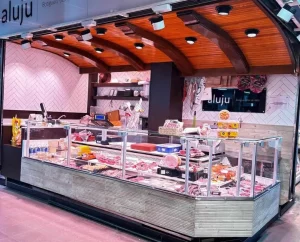 "Vista de la tienda del mercado municipal de Rubí, mostrando su selección de carnes frescas y productos artesanales."