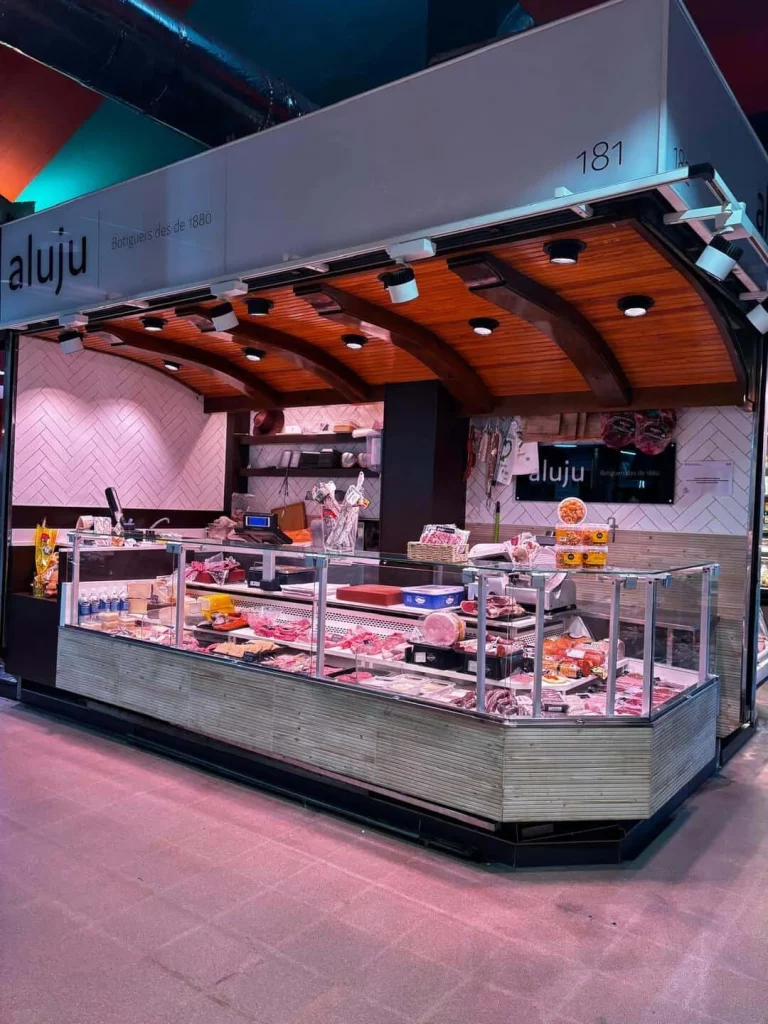 "Vista de la tienda del mercado municipal de Rubí, mostrando su selección de carnes frescas y productos artesanales."