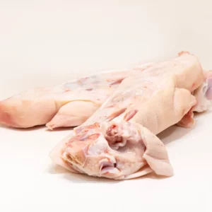 Pies de cerdo mitad – Prácticos y llenos de sabor "Pies de cerdo mitad frescos, mostrando su textura y corte limpio."
