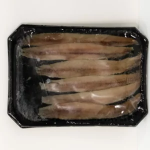 Filetes de anchoa envasados al vacío, dispuestos en bandeja negra con film transparente, listos para su consumo.