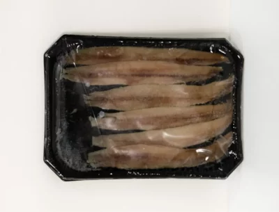 Filetes de anchoa envasados al vacío, dispuestos en bandeja negra con film transparente, listos para su consumo.