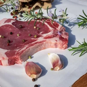 Chuletón de Angus con hueso: intensidad, jugosidad y carácter gourmet Chuletón de vaca Angus con hueso, madurado y dorado a la brasa, servido sobre tabla rústica con sal gruesa.
