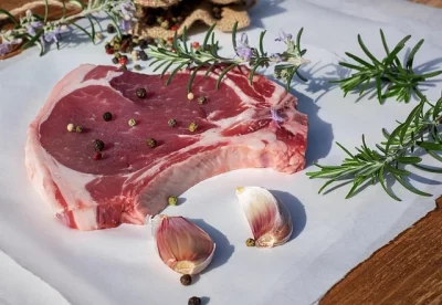 Chuletón de vaca Angus con hueso, madurado y dorado a la brasa, servido sobre tabla rústica con sal gruesa.