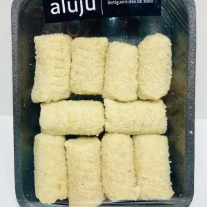 Croquetas de pollo Aluju en bandeja envasada, nueve unidades empanadas y listas para freír, con etiqueta visible y presentación artesanal.