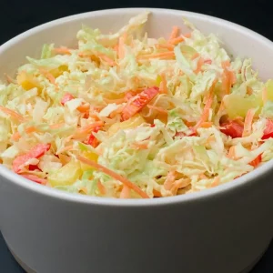 Ensalada de cangrejo fresca y cremosa, servida con lechuga y aderezo especial.