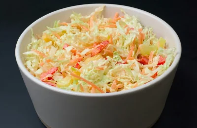 Ensalada de cangrejo fresca y cremosa, servida con lechuga y aderezo especial.