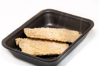 Libritos de lomo con queso: crujientes por fuera, cremosos por dentro Libritos de lomo rellenos de queso fundido, empanados y dorados, servidos recién fritos.