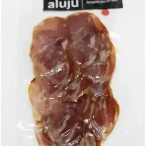 Lomo ibérico envasado al vacío, cortado en finas lonchas, con vetas de grasa y color rojizo intenso.