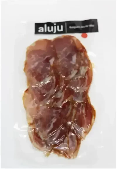 Lomo ibérico envasado: sabor auténtico y calidad gourmet en cada loncha Lomo ibérico envasado al vacío, cortado en finas lonchas, con vetas de grasa y color rojizo intenso.