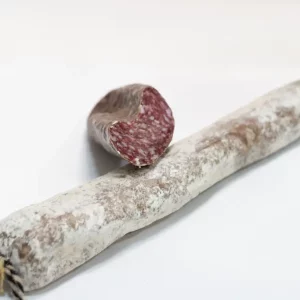 Longaniza casera curada, con especias naturales, presentada en tabla rústica con pan y aceitunas. Longaniza casera curada, con especias naturales, presentada en tabla rústica con pan y aceitunas.