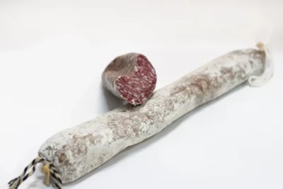Longaniza de la casa: sabor artesanal con identidad propia Longaniza casera curada, con especias naturales, presentada en tabla rústica con pan y aceitunas. Longaniza casera curada, con especias naturales, presentada en tabla rústica con pan y aceitunas.