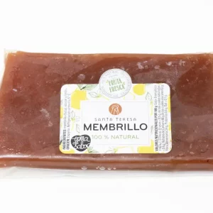 Porción de dulce de membrillo natural, de color ámbar intenso, servida en tabla de madera con cuchillo y fondo rústico.