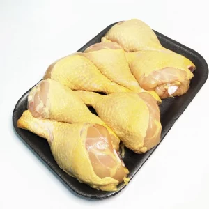Jamoncitos de pollo dorados al horno, servidos con patatas panadera y hierbas aromáticas.