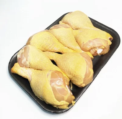 Jamoncitos de pollo dorados al horno, servidos con patatas panadera y hierbas aromáticas.