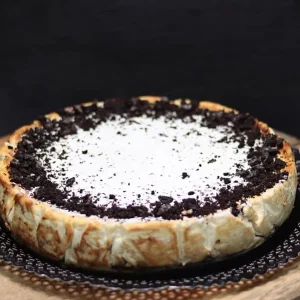 Cheesecake de Oreo con base crujiente de galletas, relleno cremoso y decoración con trozos de Oreo.