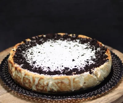 Cheesecake de Oreo con base crujiente de galletas, relleno cremoso y decoración con trozos de Oreo.