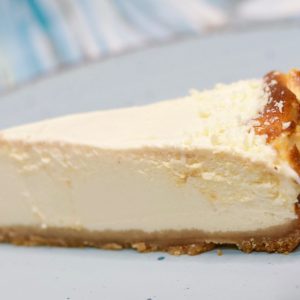 Porción de Cheesecake Cremoso con Base Crujiente
